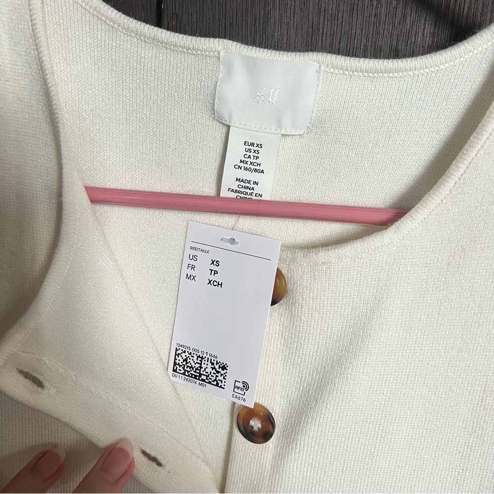 H&M Ivory Sleeveless Button-Down Shirt - Picture 3 of 3